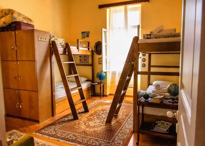 Athens Quinta